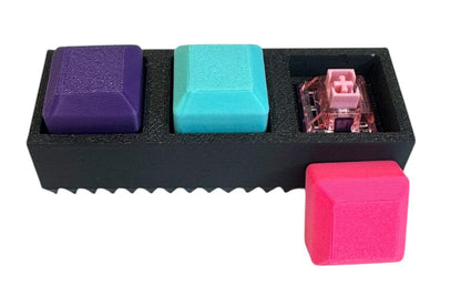 Triple-Sensory Spike Fidget Keychain – Silent Keycaps – Hot Pink/Purple/Turquoise Stim Stick – 3"×1"×0.9" / Porte-clés Fidget à Pointes – Touches Silencieuses – Rose Fuchsia/Violet/Turquoise