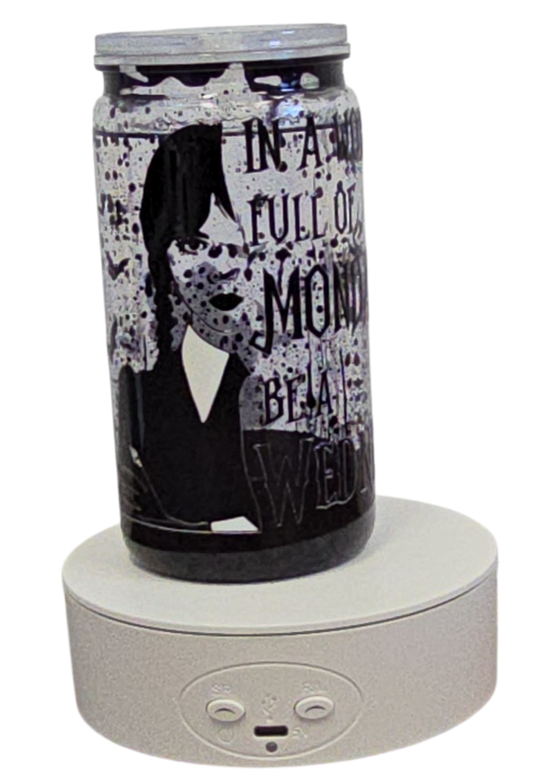 Wednesday Addams Black Blood Drip 16oz Halloween Snowglobe Tumbler with Straw – “In a World Full of Mondays, Be a Wednesday” / Gobelet d’Halloween Mercredi Addams Effet Sanglant Noir 16oz avec paille – « Dans un monde plein de lundis, sois une Mercredi